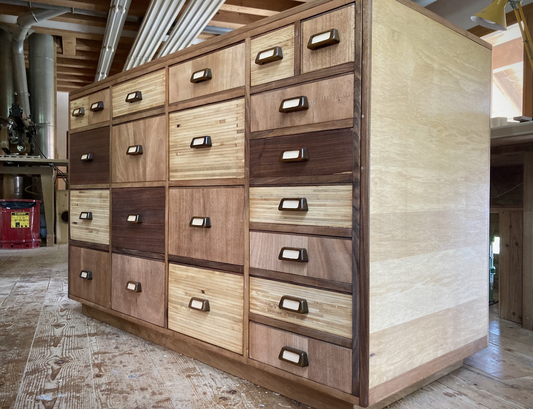 ...und NACHHER.
          Bei manchen Schubladen habe ich den Lack des Nussbaumfurniers weggeschliffen und sie geölt, bei anderen habe ich die Okume-Schicht freigelegt und bei weiteren den Tannen-Unterbau, was den interessanten optischen Unterschied der verschiedenen Schubladen ergibt.
          
          Auch der freigelegte Seitenunterbau aus Sipo wirkt – mit Eichenkanten bestückt, geschliffen und geölt – nun hochwertig. 2025, verkauft.